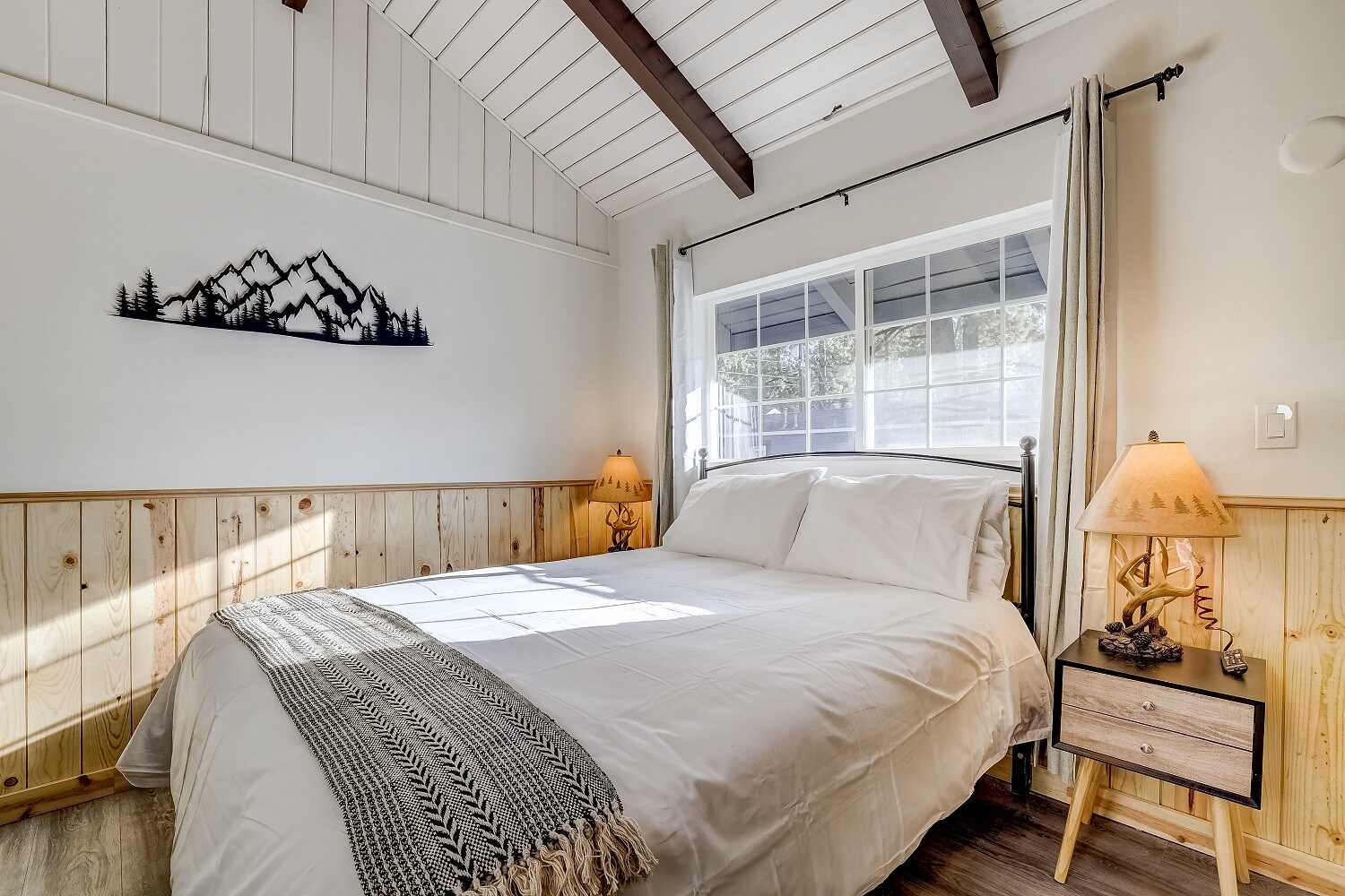 Queen Bed in Room 5 Tahoe Mountain Inn