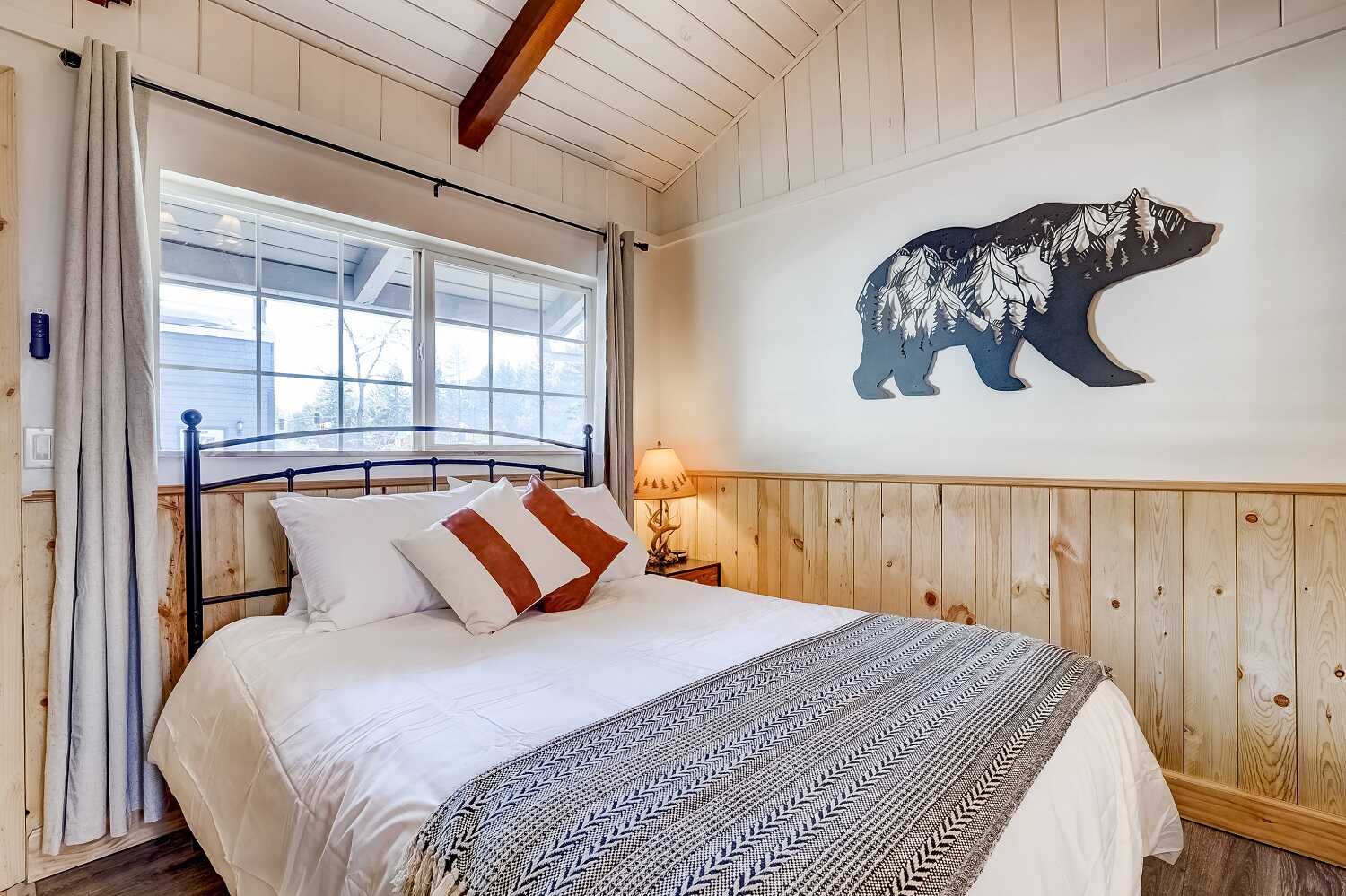 Image of Room & Bed in Tahoe Mountian Inn
