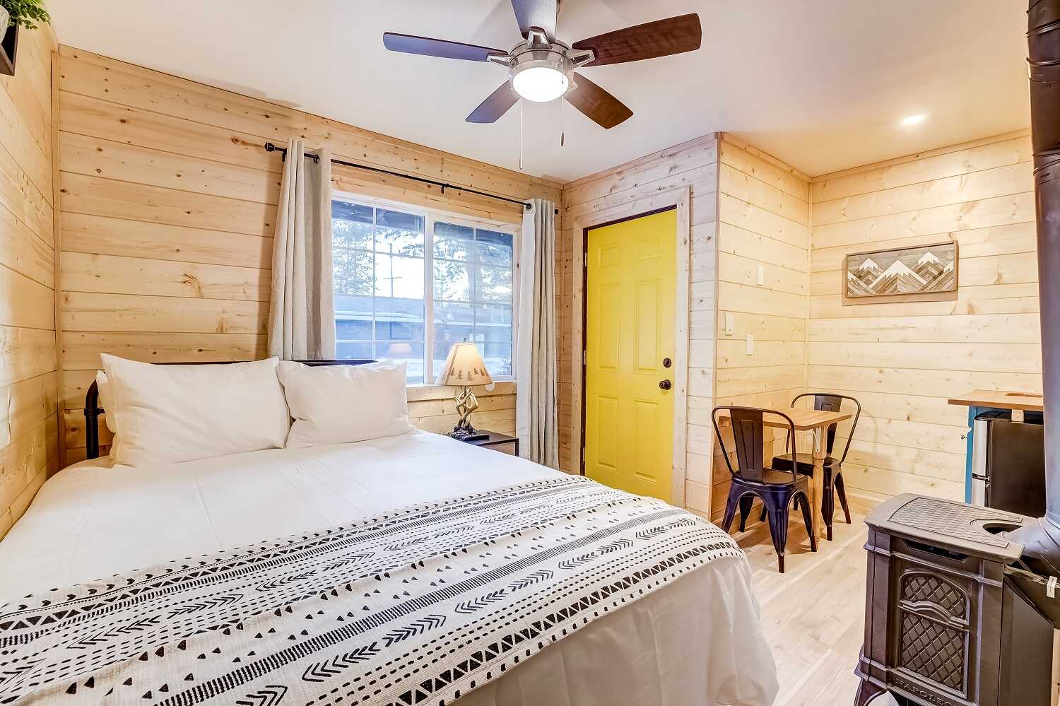 Picture of Bed inside Tahoe Mountain Inn